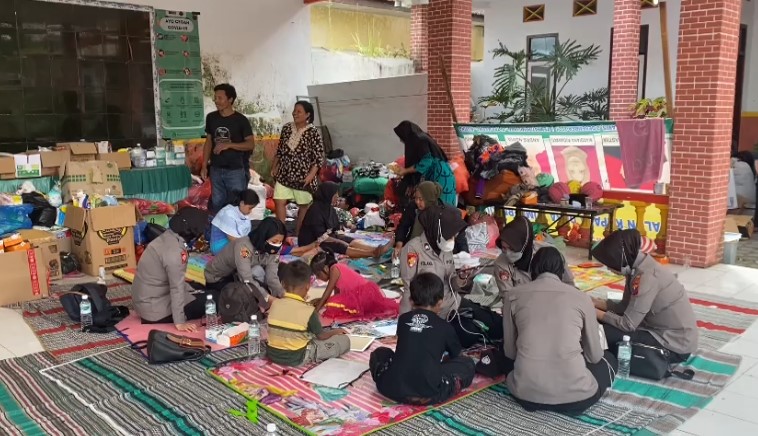 BANTU TRAUMA HEALING, POLWAN PROBOLINGGO HIBUR ANAK-ANAK DI PENGUNGSIAN LUMAJANG