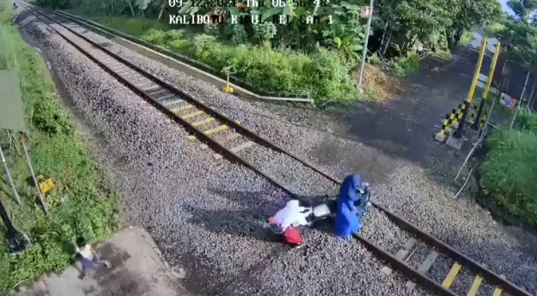 MOTOR MOGOK DI TENGAH REL, IBU DAN 2 ANAKNYA NYARIS TERTABRAK KERETA API DI JATIROTO