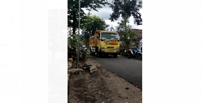 WARGA TOLAK TRUK PASIR LINTASI ASPAL BARU DI DUSUN RANGGI - SILO