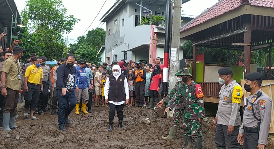 GUBERNUR JATIM TINJAU LOKASI BANJIR BANDANG MANGLI, INGATKAN TAK BUANG SAMPAH DI GORONG-GORONG