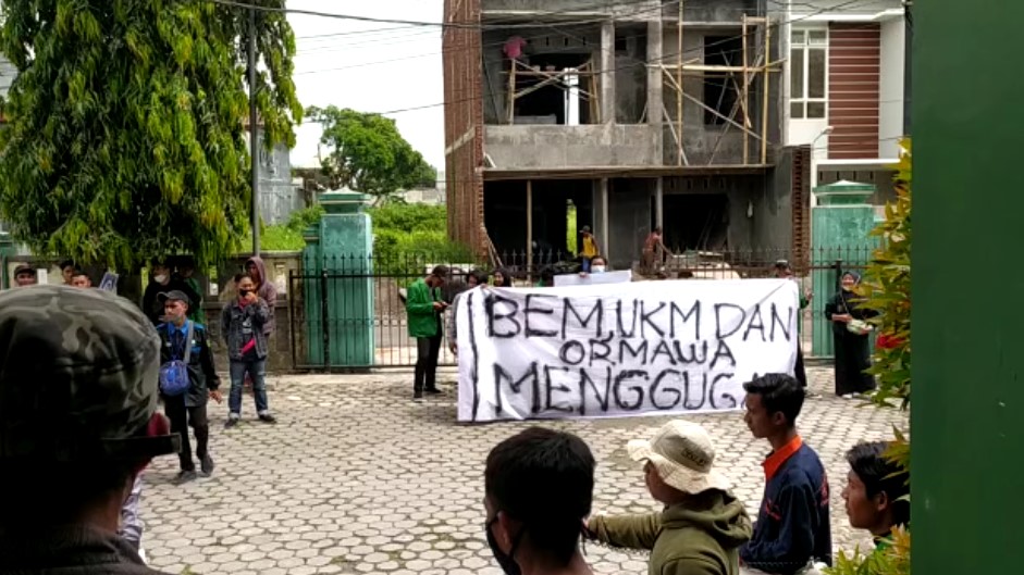 DANA UKM DAN ORMAWA TAK KUNJUNG CAIR, RATUSAN MAHASISWA UIJ DEMO