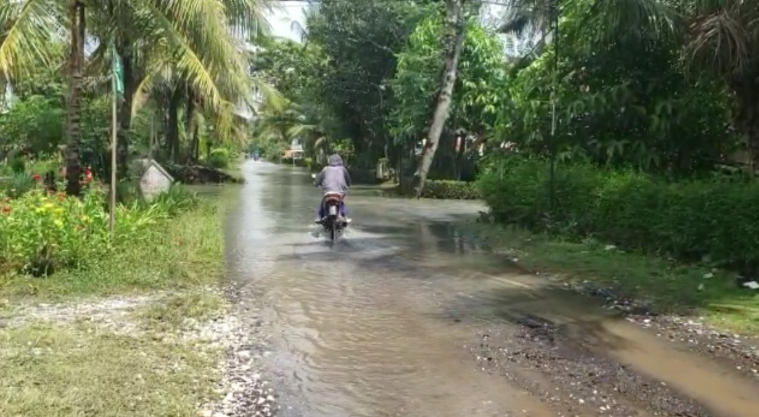 banjir-mulai-surut-warga-sidomekar-semboro-mulai-kembali-beraktivitas