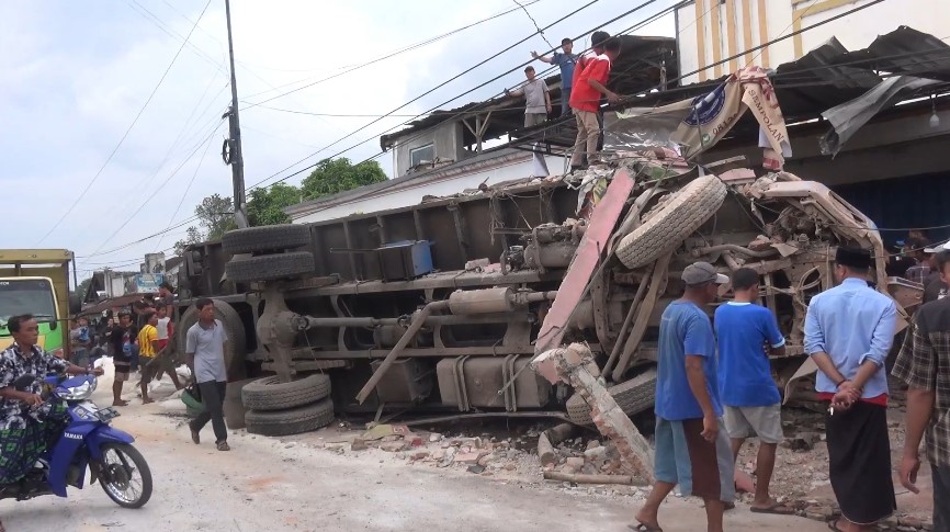 REM BLONG, TRUK GANDENG BERMUATAN GULA PASIR TABRAK BEBERAPA KENDARAAN DI SEMPOLAN - SILO