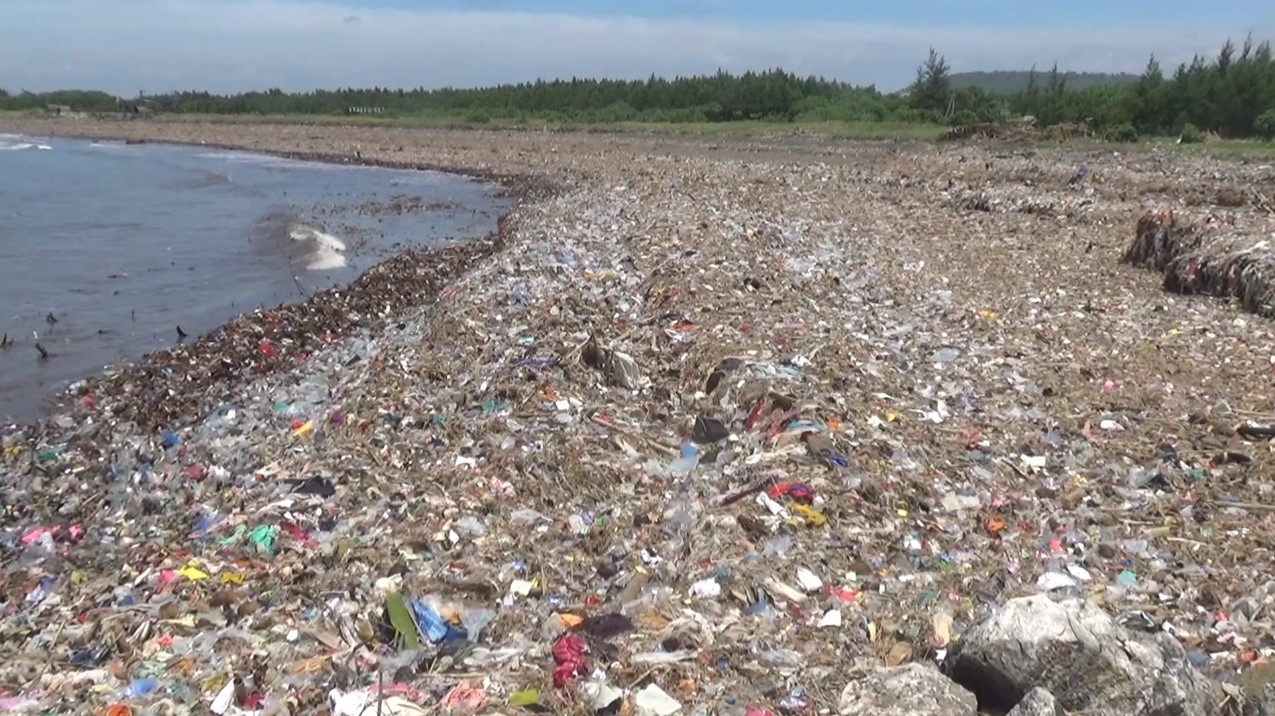 musim-hujan-datang-sampah-kembali-menumpuk-di-pantai-pancer