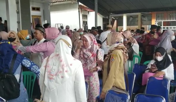 MENGABDI PULUHAN TAHUN, GTT/PTT DI RAMBIPUJI DAN PATRANG TERIMA SK DENGAN TANGIS HARU