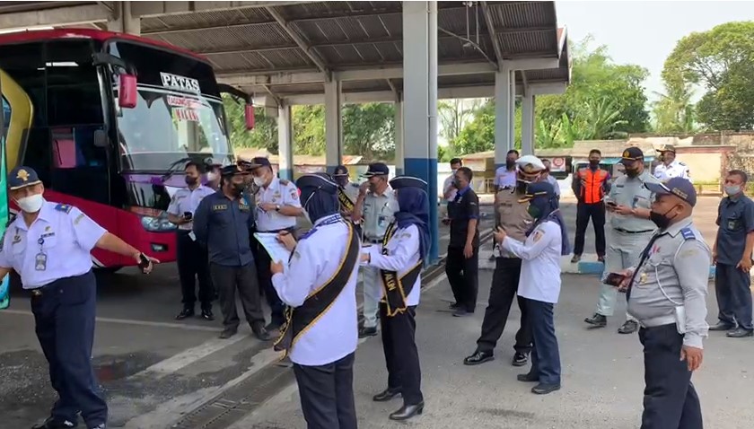 DISHUB JEMBER LAKUKAN INSPEKSI DI TAWANG ALUN, BEBERAPA BUS TERPAKSA PUTAR BALIK