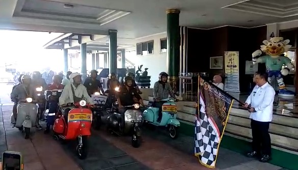 lepas-delegasi-vespa-bupati-harap-scooterist-bisa-promosikan-potensi-wisata-jember-di-ajang-dunia