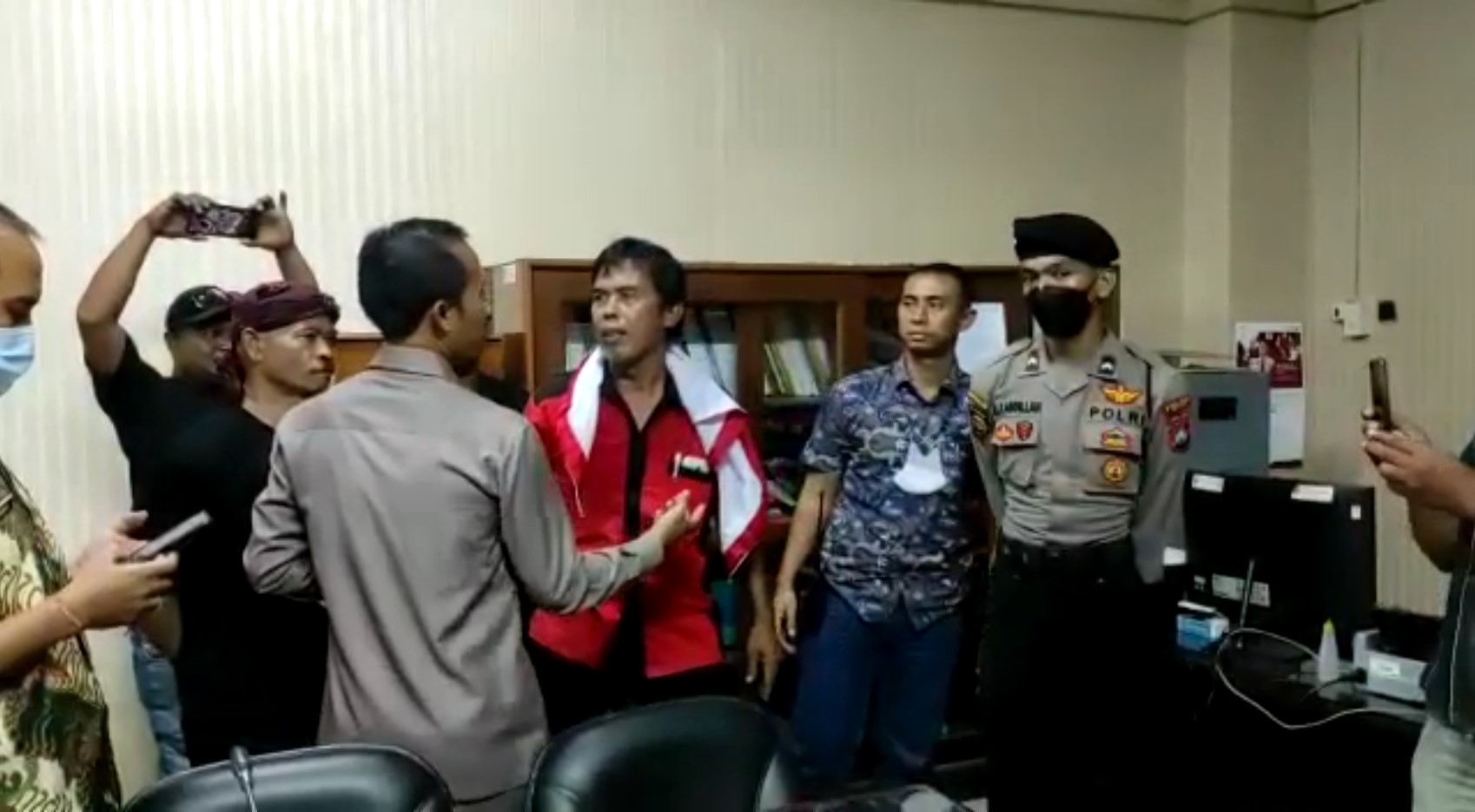 DIANGGAP TAK SEGERA TEMUI MASSA AKSI, SALAH SATU DEMONSTRAN  SEMPAT MARAHI ANGGOTA DPRD JEMBER