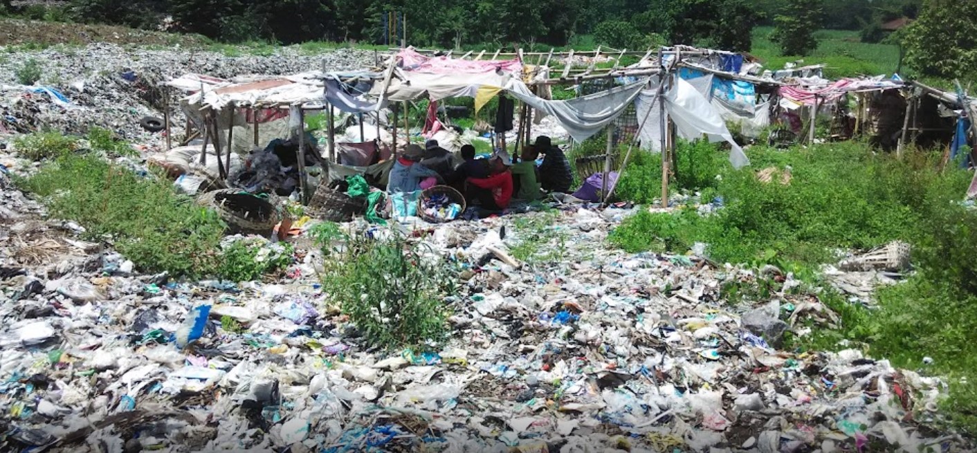 PEMULUNG TPA PAKUSARI BANTU KURANGI VOLUME SAMPAH HINGGA 7 TON PERHARI