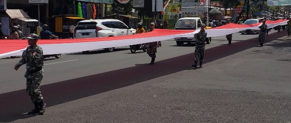 SEMARAKKAN HUT KE-77 RI, DPC PKB JEMBER BENTANGKAN BENDERA SEPANJANG 500 METER