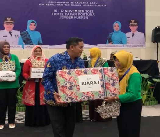 ciptakan-wirausaha-baru-sekaligus-kurangi-limbah-sampah-ibu-ibu-pkk-di-jember-dilatih-buat-kerajinan-daur-ulang