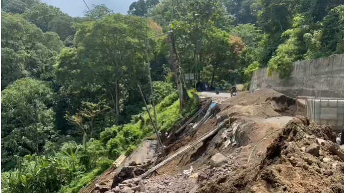 PLENGSENGAN DI JALAN NASIONAL JEMBER-BANYUWANGI LONGSOR, PENGENDARA DIMINTA BERHATI-HATI