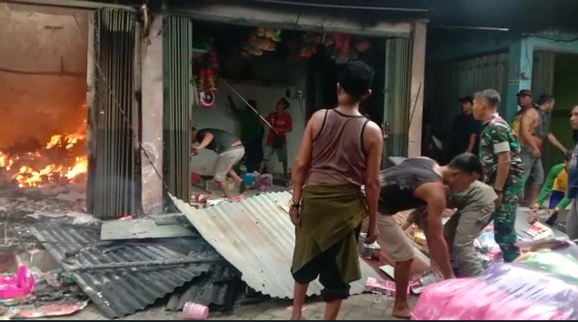 GAGAL RAUP UNTUNG JELANG LEBARAN, 5 TOKO PAKAIAN DI PASAR BARU KENCONG TERBAKAR 