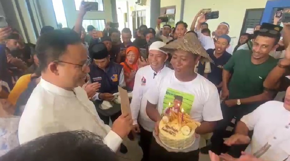 SAAT ANIES BASWEDAN DAPAT KEJUTAN ULANG TAHUN DARI WARGA JEMBER, TAK DISANGKA DIRAYAKAN DITEMPAT INI