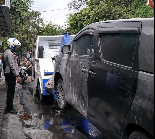 MOBIL ALPHARD DI JEMBER TERBAKAR, DIDUGA AKIBAT KONSLETING LISTRIK