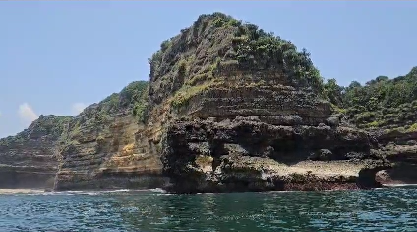 82 PULAU TERLUAR JEMBER BERPOTENSI MENJADI WISATA EDUKASI ALAM YANG MENAKJUBKAN