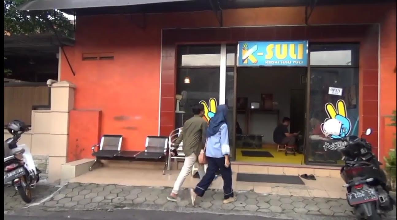 UNIK, KEDAI DI JEMBER INI LIBATKAN TEMAN TULI USUNG KONSEP BAHASA ISYARAT.