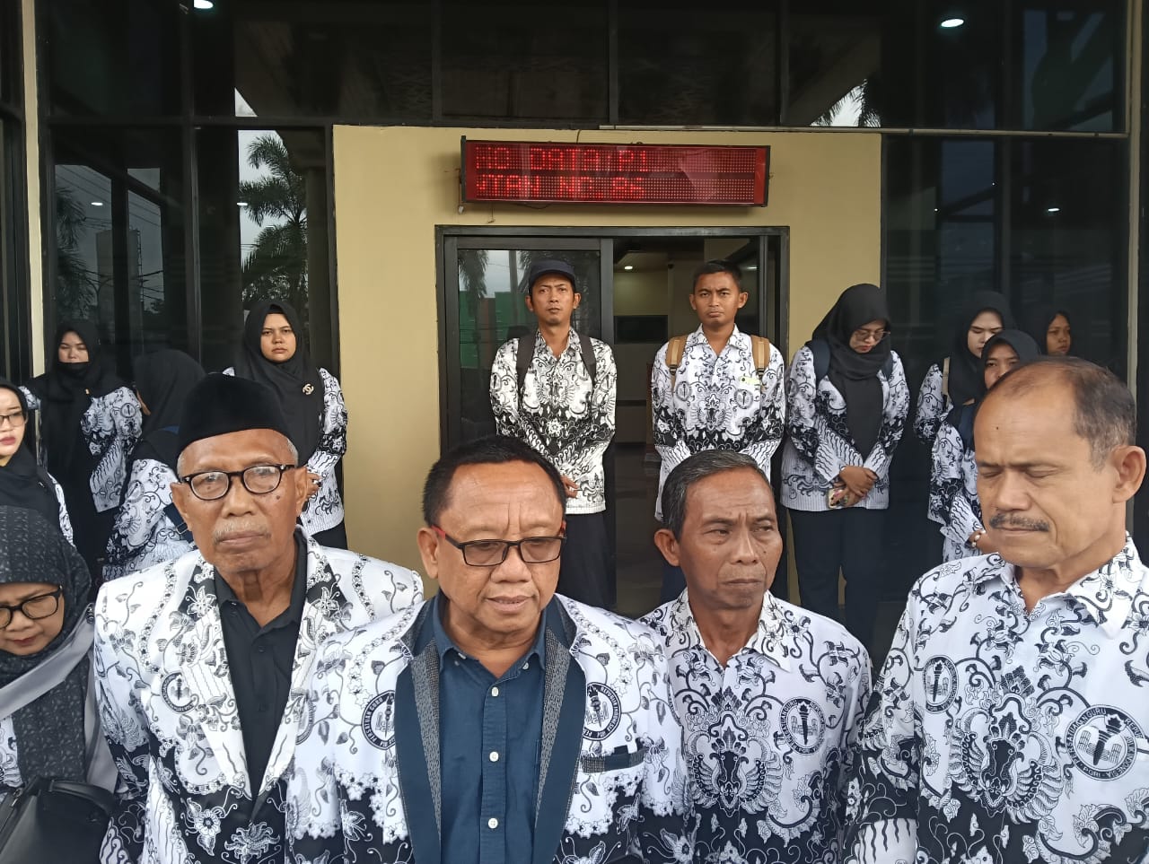 gagal-lolos-p3k-puluhan-guru-honorer-di-jember-datangi-dprd