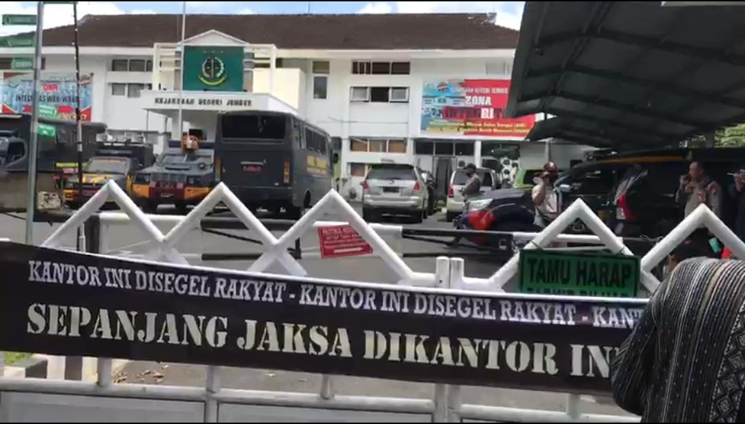 OKNUM JAKSA INTIMIDASI WABUP MUQIT, SEJUMLAH MASYARAKAT SEGEL KEJARI JEMBER