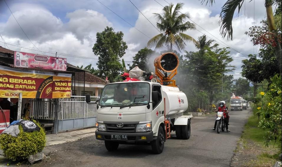 ANTISIPASI PENYEBARAN COVID-19, PMI JEMBER LAKUKAN PENYEMPROTAN DISINFEKTAN DI SELURUH KECAMATAN