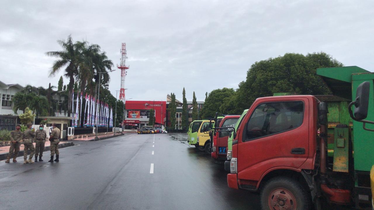 TAK ADA ANGGARAN BELI SOLAR, PULUHAN TRUK PENGANGKUT SAMPAH DI JEMBER BERHENTI OPERASI