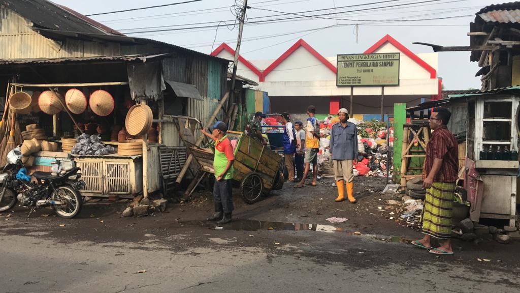 SAMPAH TAK KUNJUNG DIANGKUT KE TPA, WARGA SEKITAR ANCAM TUTUP TPS SUKOREJO