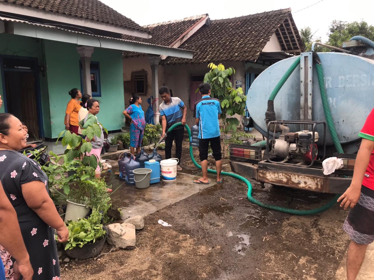 PDAM SALURKAN SEJUMLAH BANTUAN KEPADA KORBAN BANJIR DI JEMBER