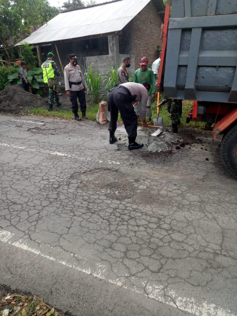 ANTISIPASI LAKA LANTAS, POLISI DAN WARGA SWADAYA TAMBAL JALAN BERLUBANG DI JEMBER