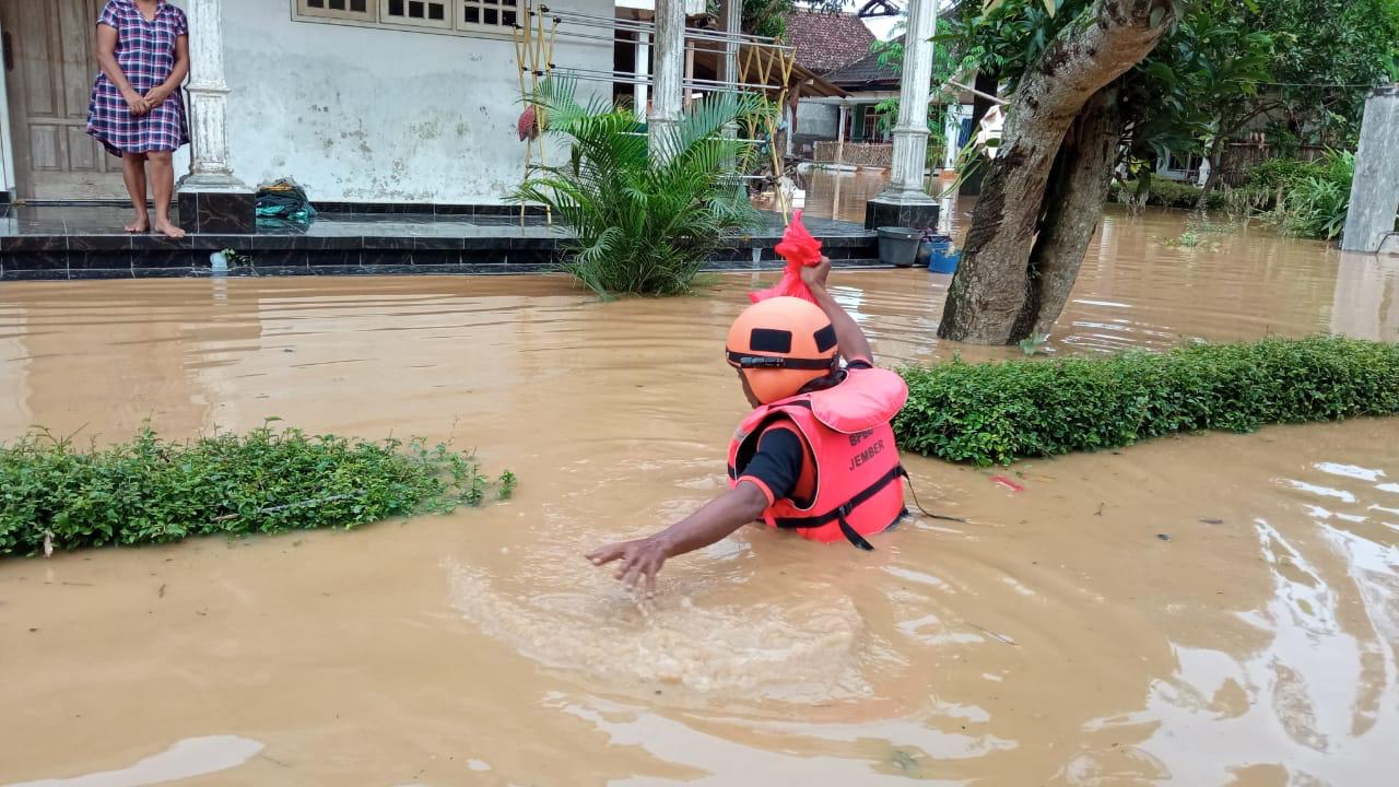 ketua-fraksi-pandekar-dprd-jember-dorong-bupati-segera-cari-solusi-banjir-wonoasri-tempurejo