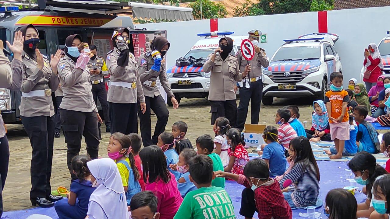 SATLANTAS POLRES JEMBER HIBUR ANAK-ANAK KORBAN BANJIR WONOASRI TEMPUREJO