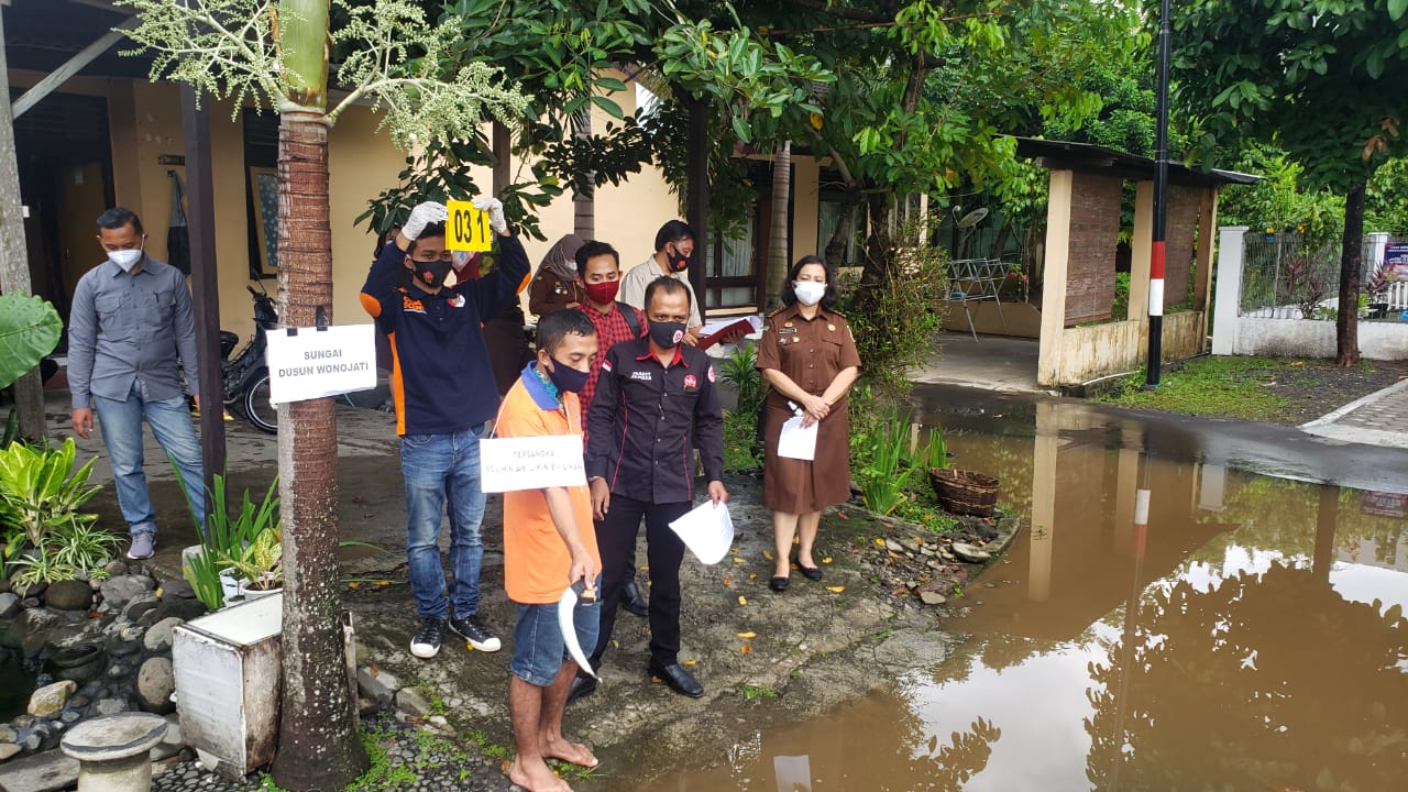 POLISI GELAR REKONSTRUKSI SUAMI BUNUH ISTRI DI BANGSALSARI, KORBAN SEMPAT LAKUKAN PERLAWANAN SENGIT