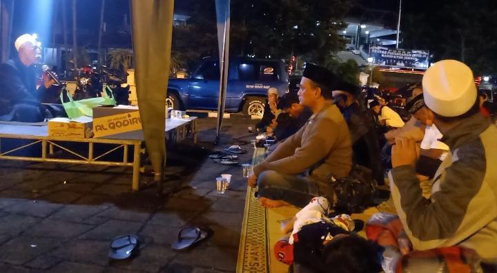 2-bulan-terakhir-sejumlah-masyarakat-jember-gelar-istigasah-tiap-malam-di-depan-pendopo