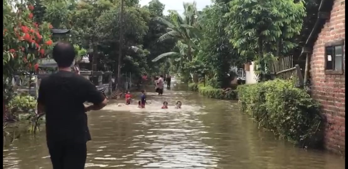 dispendukcapil-beri-layanan-adminduk-prioritas-bagi-korban-banjir-di-jember