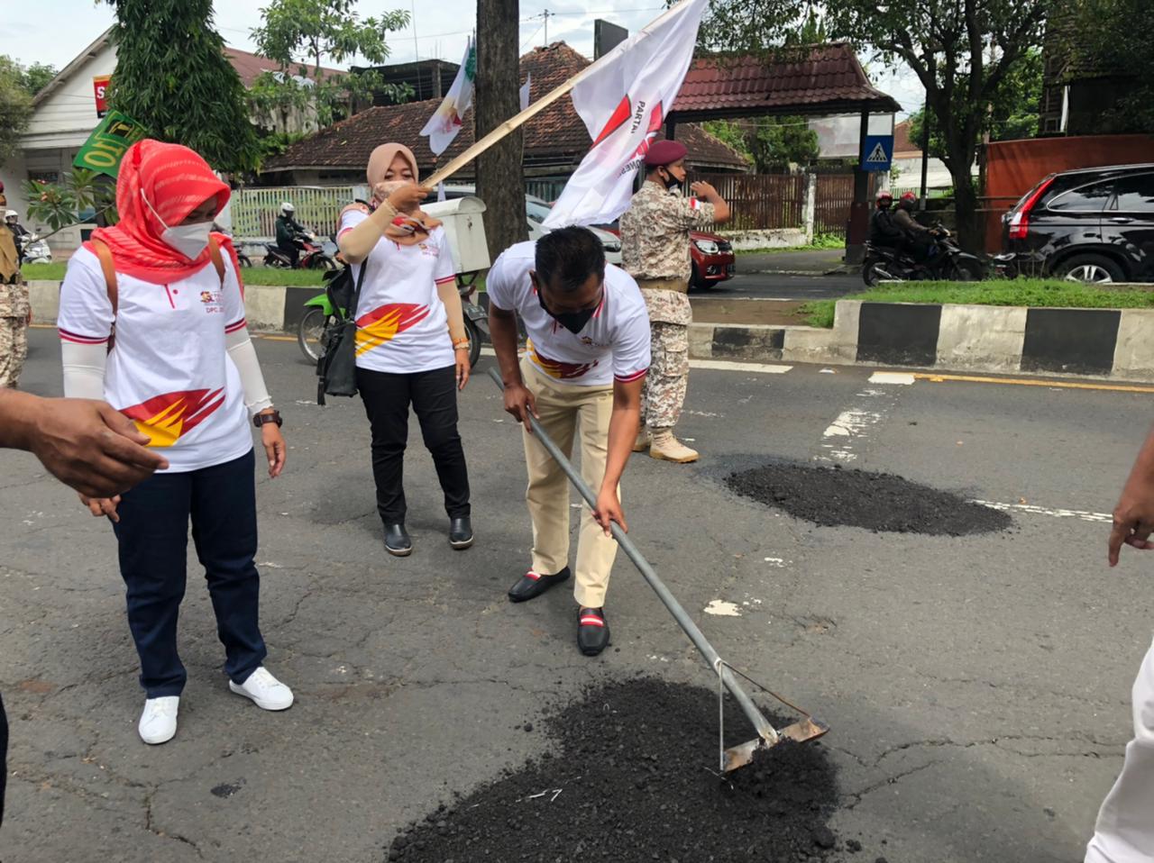 PERINGATI HARLAH PARTAI, DPC GERINDRA JEMBER TAMBAL JALAN BERLUBANG