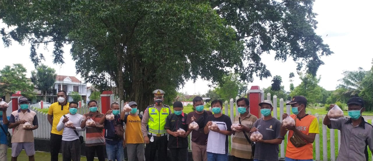 SATLANTAS POLRES JEMBER BAGIKAN TELUR DAN MASKER UNTUK SOPIR ANGKOT