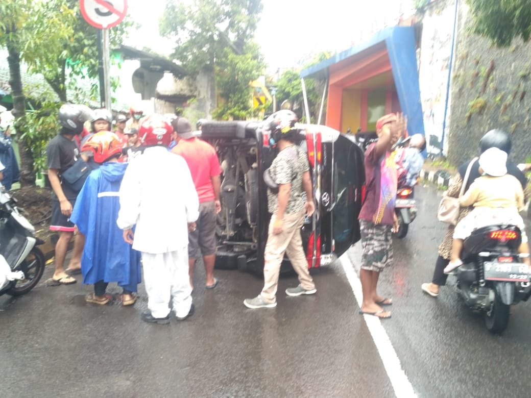 HINDARI MOTOR, AVANZA TABRAK TROTOAR DI BUNDARAN SEMANGGI JEMBER HINGGA TERBALIK