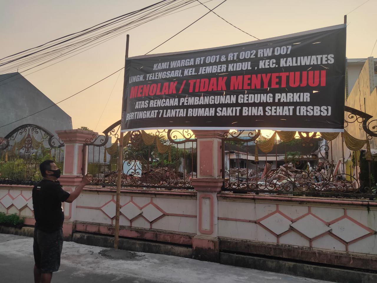 DINILAI GANGGU LINGKUNGAN, WARGA TOLAK RENCANA PEMBANGUNAN GEDUNG PARKIR 7 LANTAI RSBS