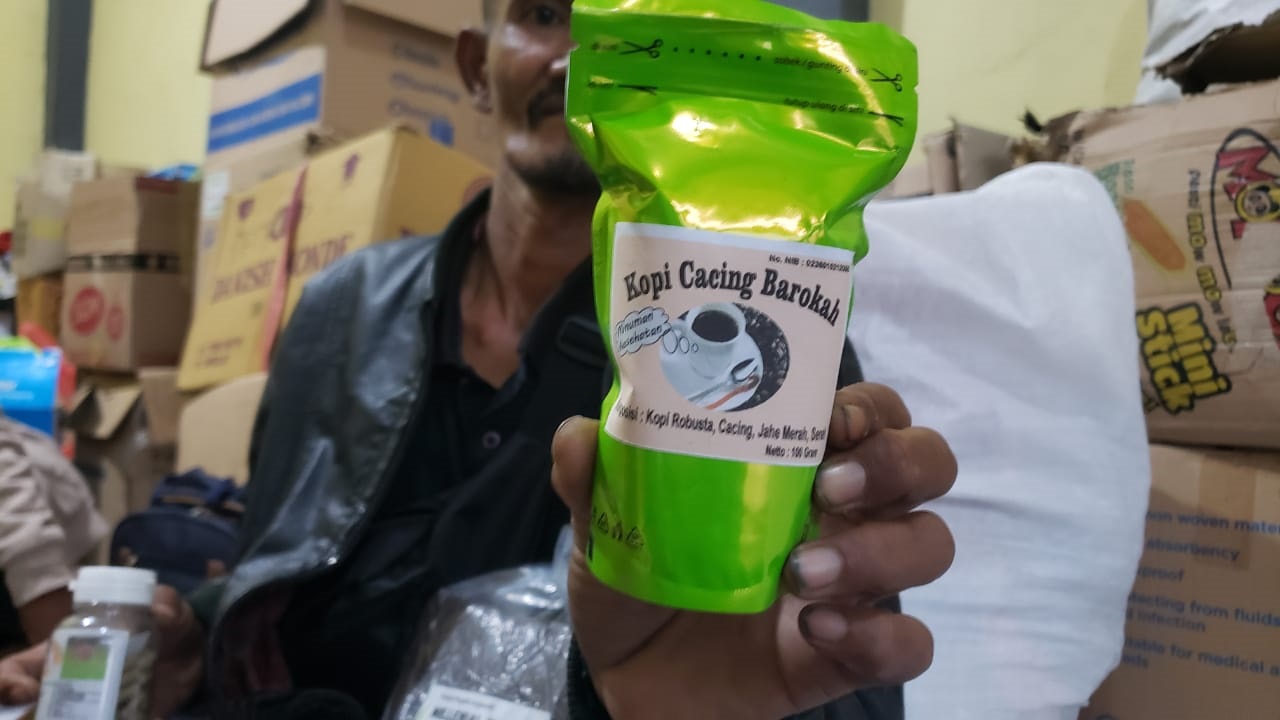 SEORANG PRIA DI JEMBER PRODUKSI KOPI CACING YANG PUNYA BERAGAM MANFAAT