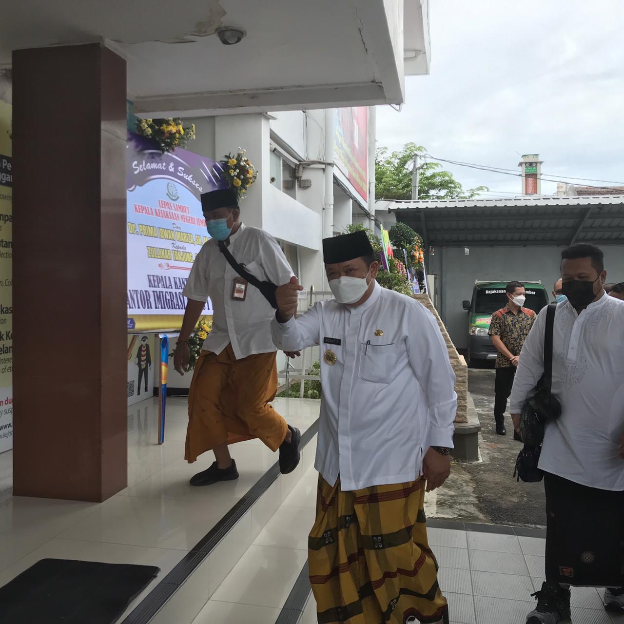 BUPATI JEMBER AJAK PEJABATNYA PAKAI SARUNG SAAT BERDINAS DI HARI JUMAT