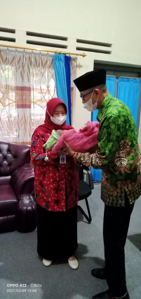 UPT PSAB DINSOS JATIM ADOPSI BAYI YANG DITEMUKAN DI KEBUN TEBU KENCONG