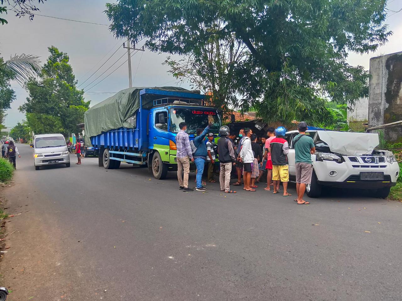 TAK KUAT MENANJAK, TRUK DI JALAN MERAK KALIWATES HANTAM DUA MOBIL DI BELAKANGNYA