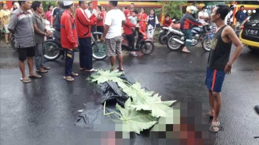 PASUTRI TEWAS TERTABRAK MOBIL DI SUMBERSARI JEMBER