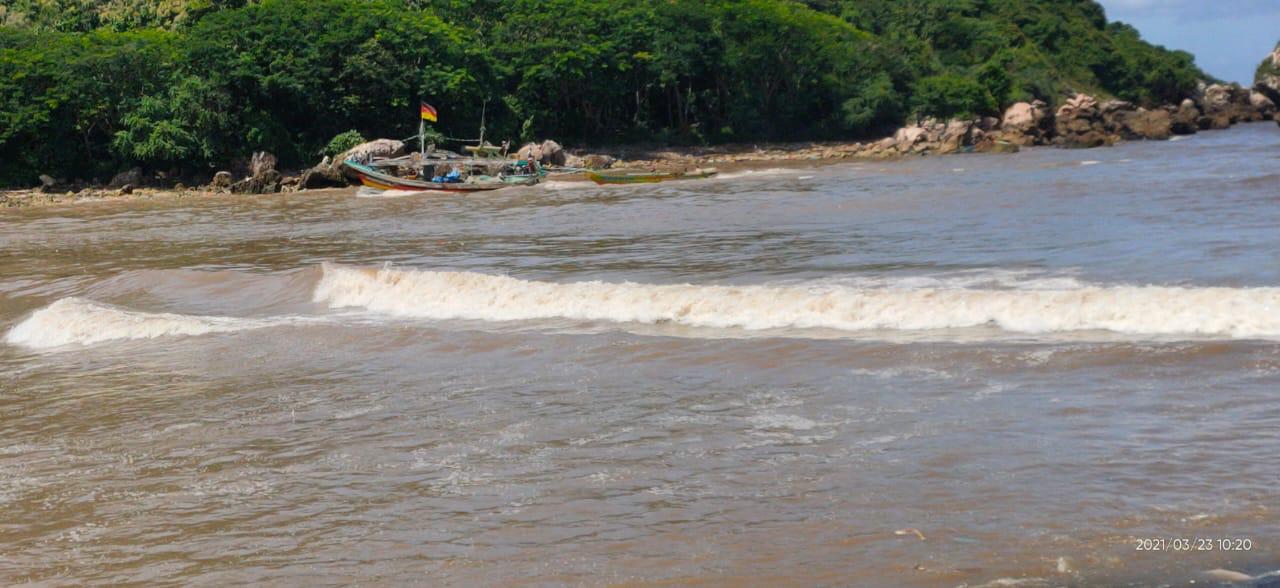 4 PERAHU NELAYAN DITERJANG OMBAK BESAR DI PANTAI PANCER, SEORANG ABK HILANG