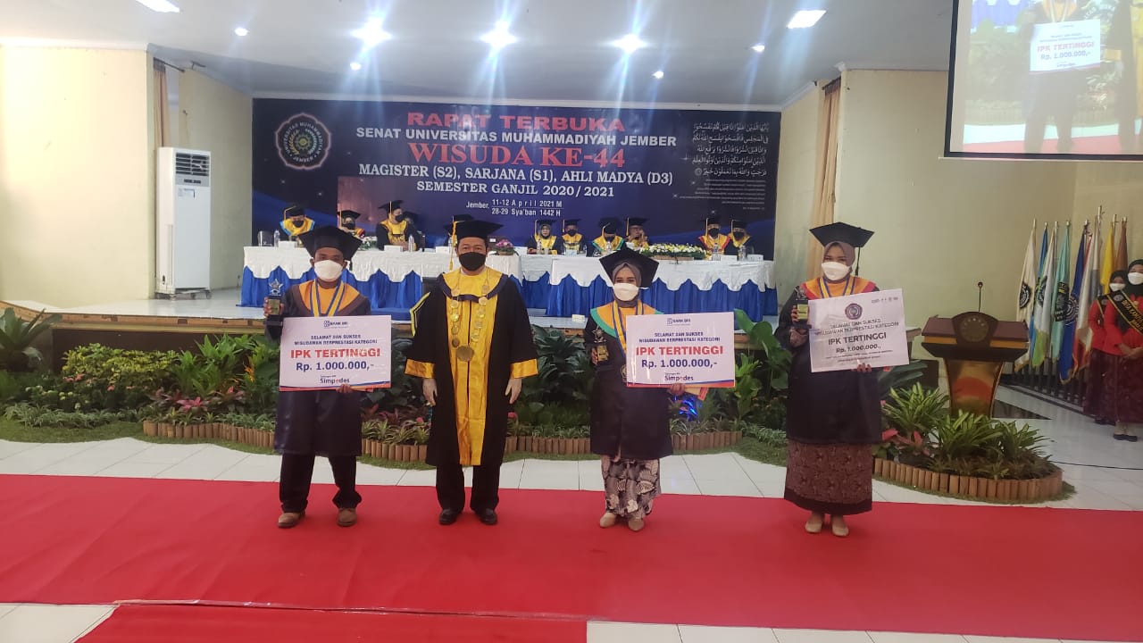 UM JEMBER GELAR WISUDA TATAP MUKA PERDANA DI MASA PANDEMI COVID-19