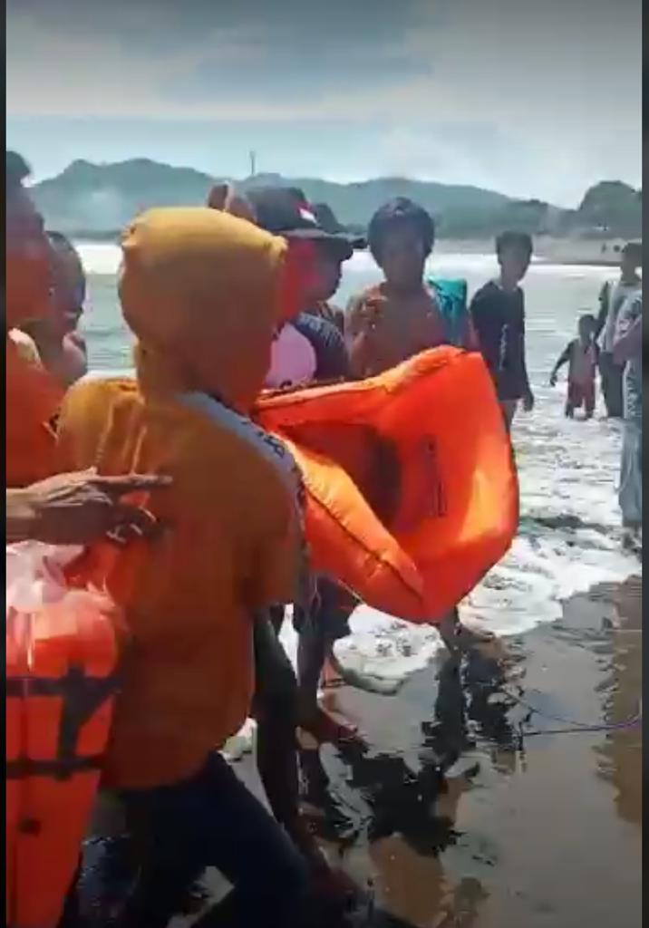 AYAH DAN ANAK TERSERET OMBAK PANTAI PAYANGAN, SATU BELUM DITEMUKAN