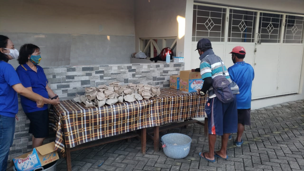 WUJUD TOLERANSI, WANITA KATOLIK REPUBLIK INDONESIA JEMBER BUKA WARUNG KASIH UNTUK BUKA PUASA