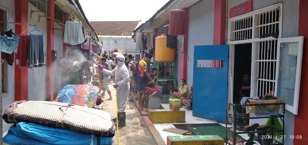 PMI JEMBER LAKUKAN PENYEMPROTAN DISINFEKTAN DAN BERIKAN PAKET VITAMIN KE WARGA LAPAS KELAS II A JEMBER