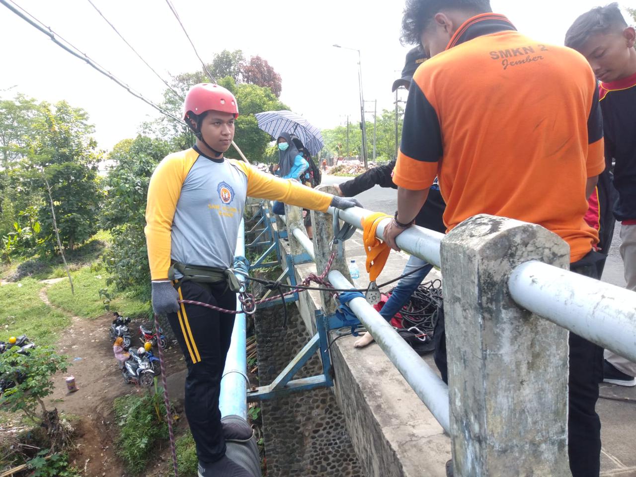 SISPALA DI JEMBER MANFAATKAN JEMBATAN SUNGAI BEDADUNG JADI TEMPAT LATIHAN RAPPELLING