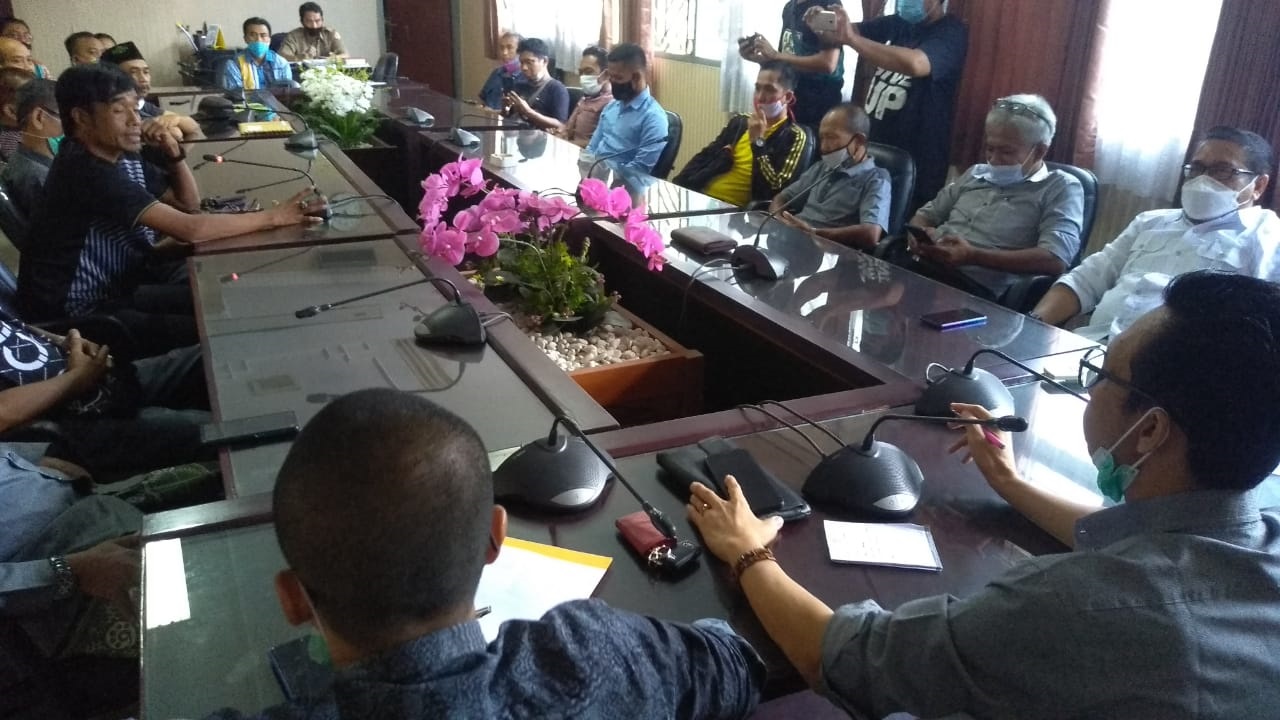 TOLAK SALAH SATU CALON, ANGGOTA PSSI DORONG DPRD JEMBER BUBARKAN KOMITE KONGRES ASKAB