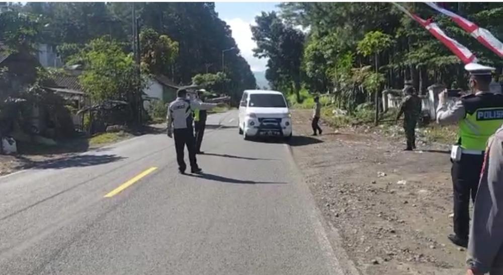 HANYA NIAT BERBELANJA KE JEMBER, POLSEK SILO MINTA PULUHAN KENDARAAN PRIBADI DI JALUR GUMITIR PUTAR BALIK